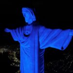Cristo Redentor recebe iluminação azul para celebrar educação confessional no Brasil
